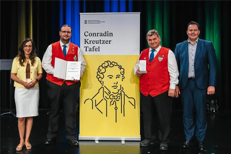 Die Verleihung mit (von links) Staatssekretärin Neşe Erikli, Tobias Gössl und Stefan Eitel von der Stadtkapelle Murrhardt und Steffen Haap, Vizepräsident des Blasmusikverbands Baden-Württemberg. 