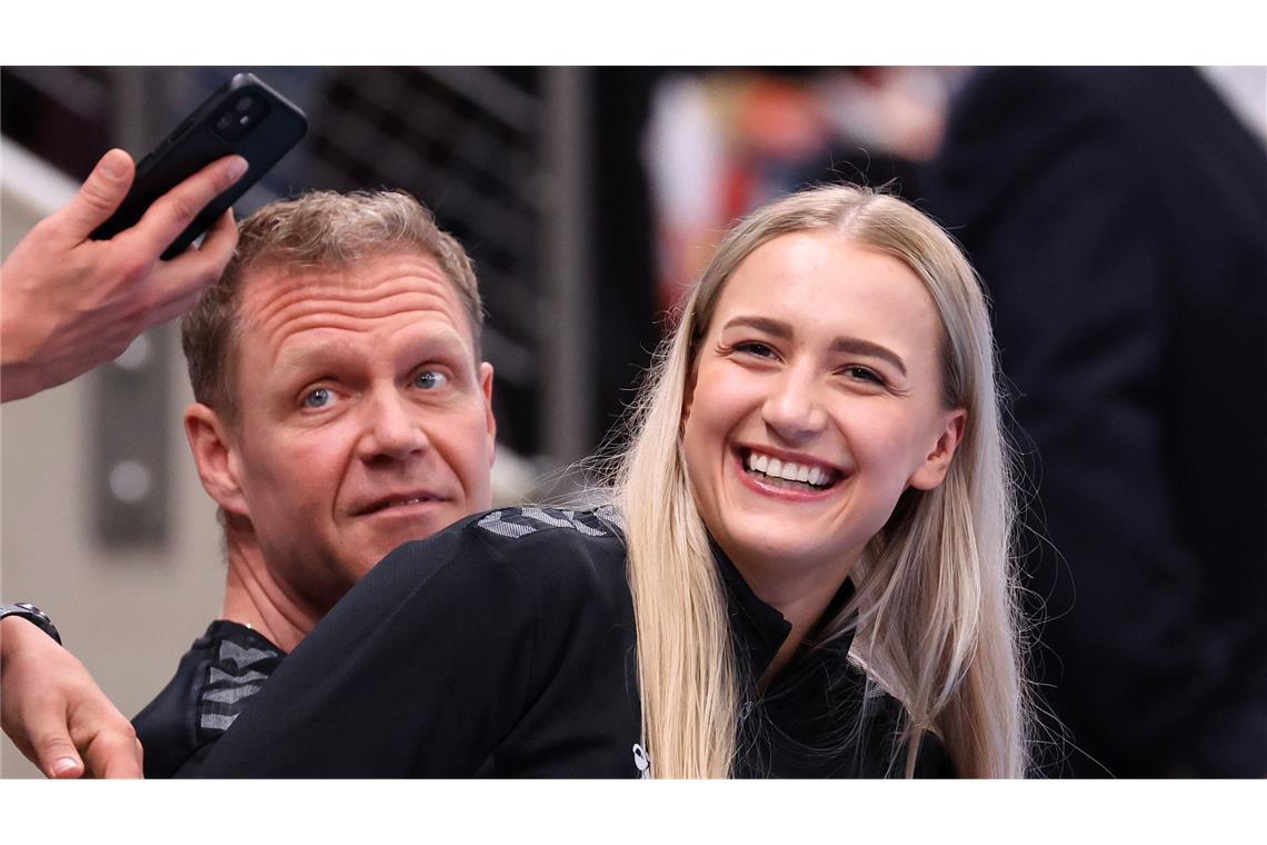 Meister startet mit Kanter-Derbysieg in die Play-Offs Die verletzte HB-Spielerin Julia Niewiadomska lächelt zufrieden.