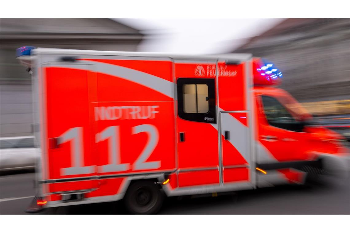 Zwei Arbeiter eingeklemmt und lebensgefährlich verletzt Die Verletzten wurden in ein Krankenhaus gebracht. (Symbolbild)