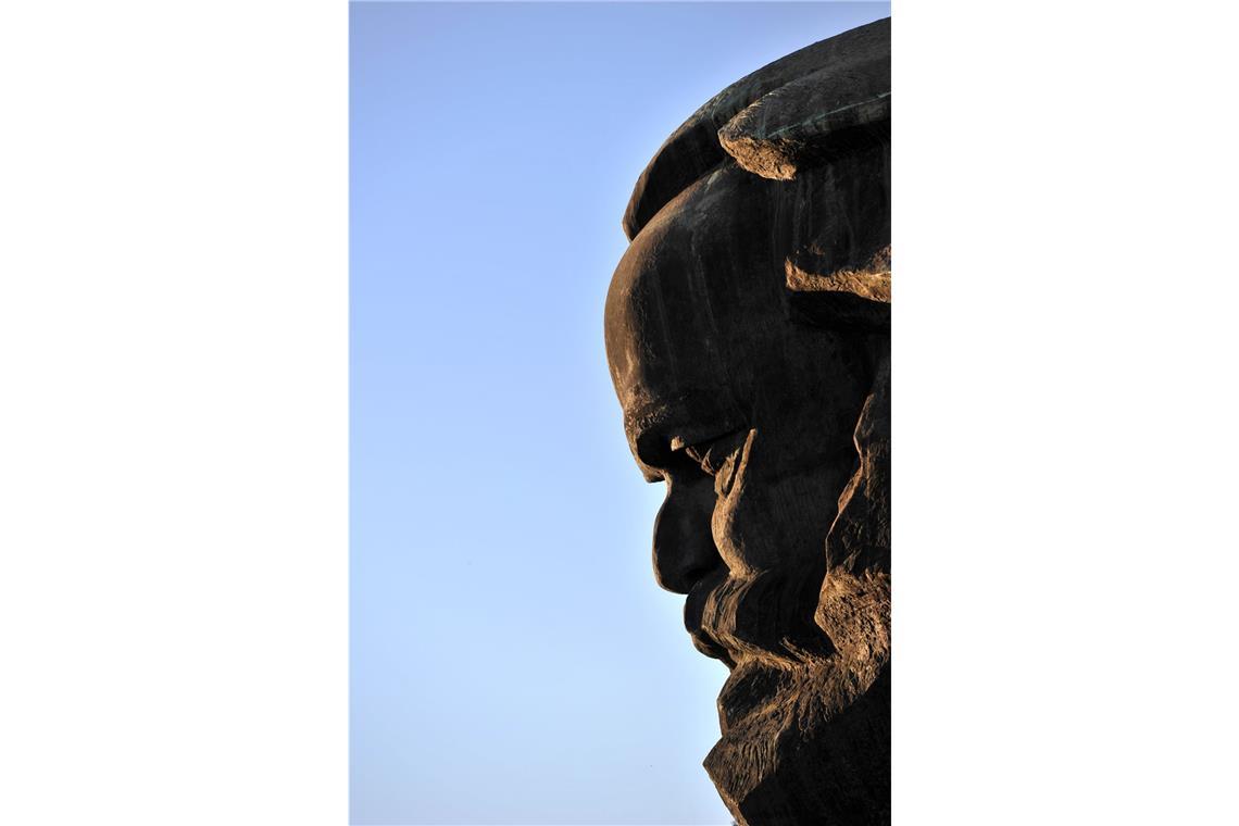 Die vermeintlichen Todeszuckungen des Kapitalismus, die Marx zu analysieren glaubte, seien wohl eher dessen Geburtswehen gewesen, höhnten Kritiker.