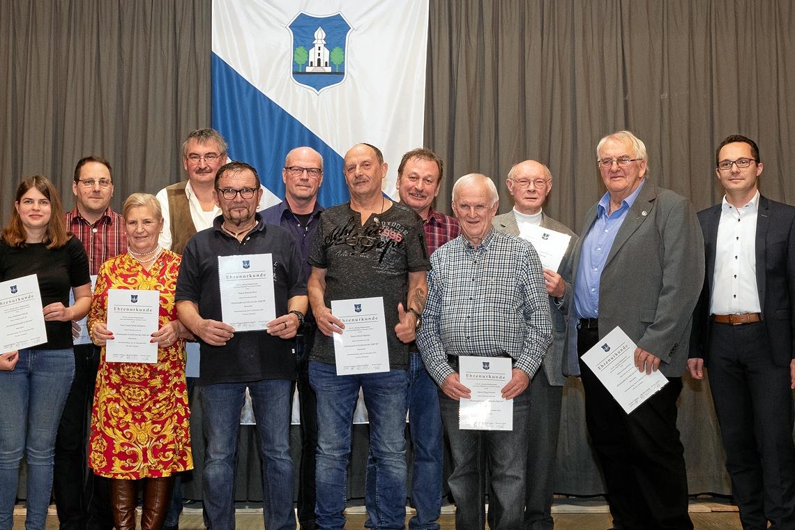 Die versammelte Mannschaft an langjährigen Mitgliedern sowie Mitstreiter, die eine Ehrenmitgliedschaft erhielten – mit Matthias Ellinger (rechts) vom Vorstand: Stephanie Hirsch, Werner Joos, Gisela Schill-Schubert, Markus Gärttling, Roland Welz, Frank Arnold, Ulrich Stecher, Günther Bohn, Jörg Greiner, Paul Zihlavski und Erhard Fritz (von links).