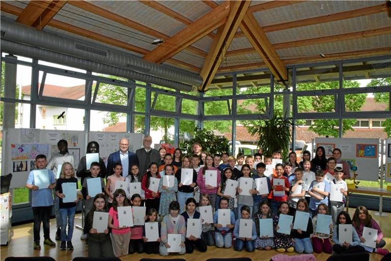 Die versammelte Preisträgercrew der beiden Schulen mit Bürgermeister Armin Mößner und Dieter Zahn (Dritter und Vierter von links, hintere Reihe). Foto: Elisabeth Klaper