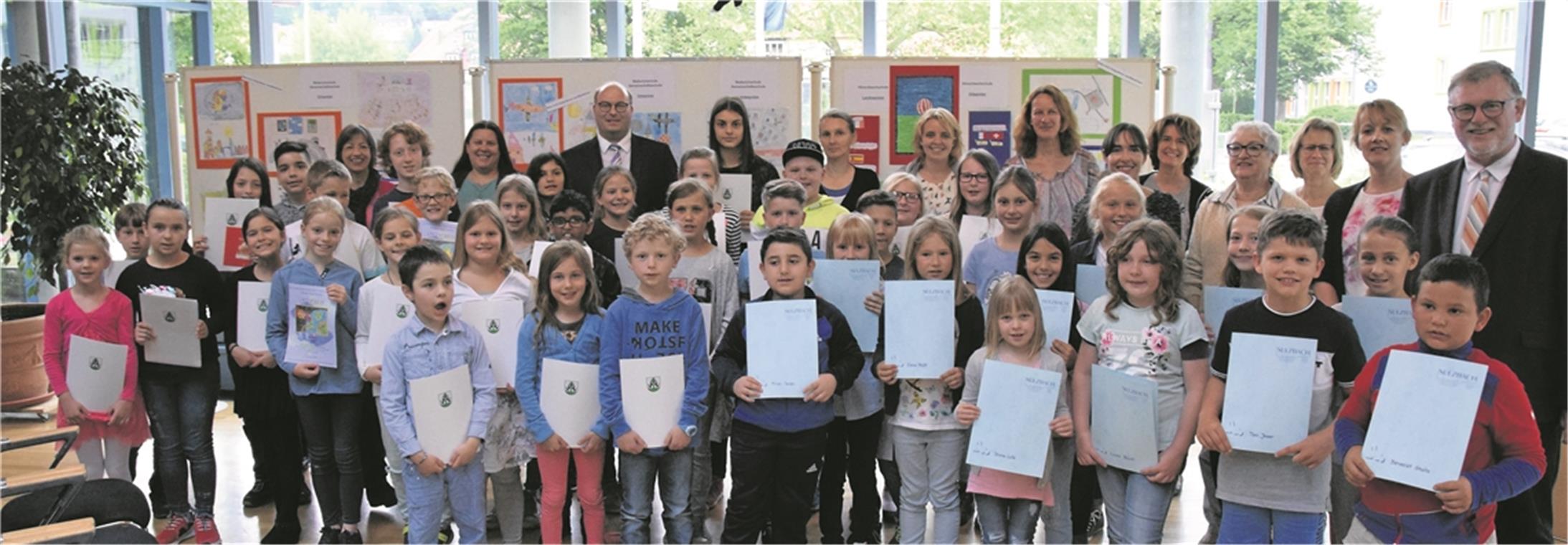 Die versammelte Runde der gut gelaunten Preisträger: Die Schüler mit ihren Lehrerinnen sowie Bürgermeister Dieter Zahn (rechts) und Bürgermeister Armin Mößner (hintere Reihe). Foto: E. Klaper