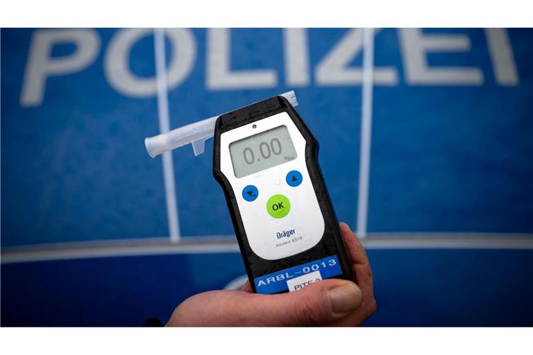 Die Versicherungsbranche fordert eine Ausweitung des Alkoholverbots am Steuer für junge Fahrer. (Archivbild)