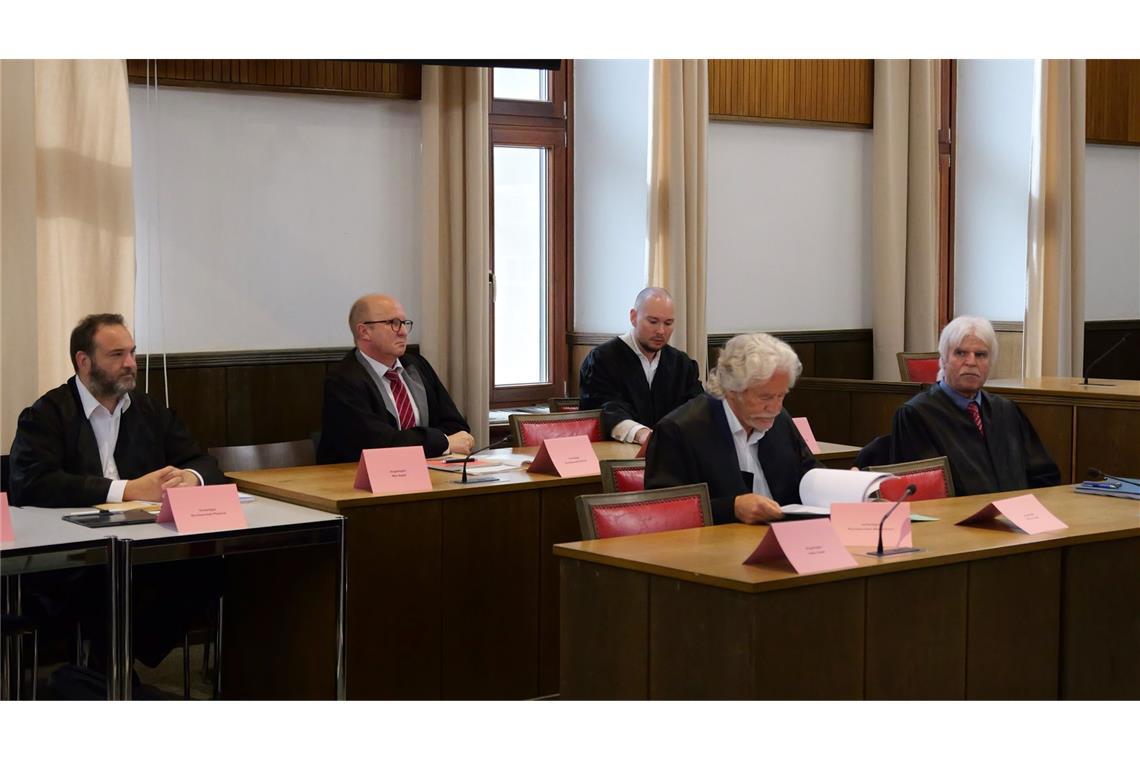 Neuer Prozess gegen Anhänger der „Reichsbürger“-Szene Die Verteidiger sitzen alleine auf der Seite der Angeklagten zum Prozessstart im Landgericht Mosbach. Zum Prozessstart im Mai kommt jedoch keiner von ihnen (Archivfoto).