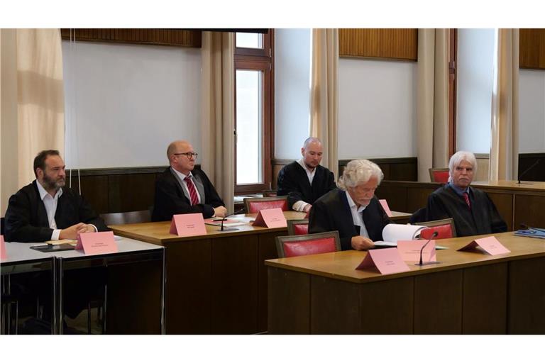 Die Verteidiger sitzen alleine auf der Seite der Angeklagten zum Prozessstart im Landgericht Mosbach. Zum Prozessstart im Mai kommt jedoch keiner von ihnen (Archivfoto).