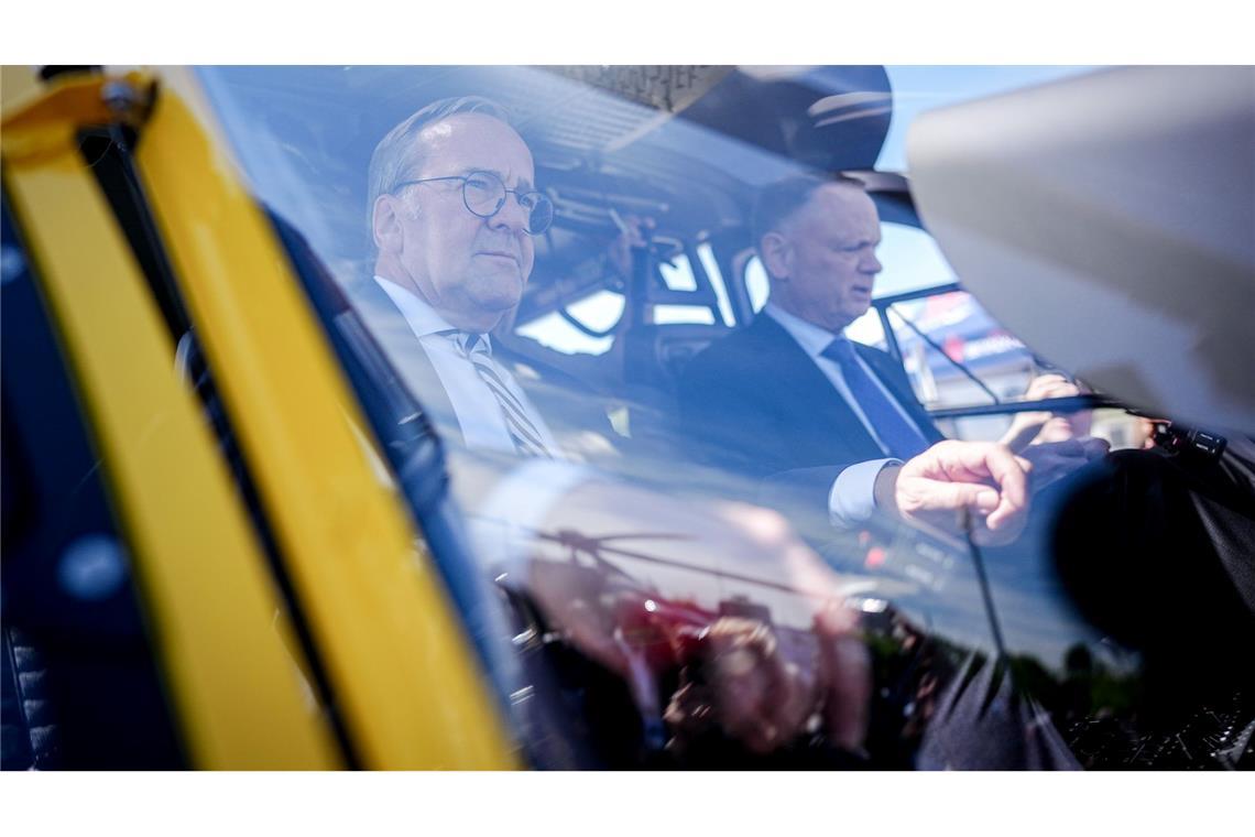 Die Verteidigungsminister Boris Pistorius (SPD) und David McGuinty im Hubschrauber.