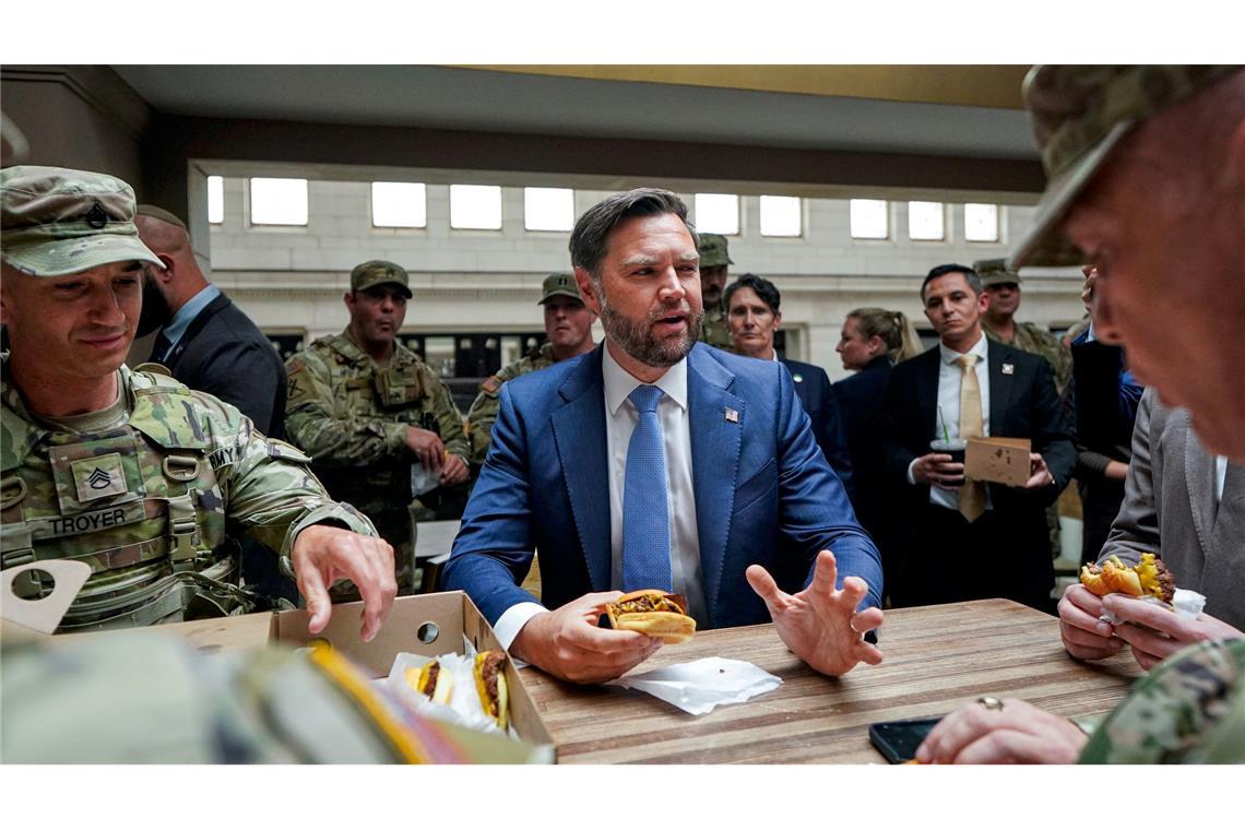 Die Vertreter der Trump-Regierung ließen sich mit den Soldaten in einem Fastfoodrestaurant ablichten.
