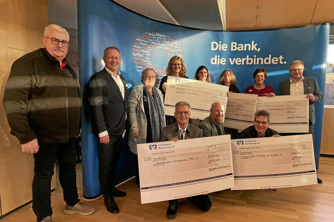 Die Vertreter der Vereine erhielten die Förderung aus der Spendenaktion: hinten von links Günther Klein, Wolfgang Matt, Helga Holzwarth, Michaela Genthner, Antje Kluge, Daniela Ferreira, Petra Klinger, Jürgen Schwab, vorne von links: Ulrich Stickel, Stefan Bindel, Alexander Schaal. Foto: Volksbank Backnang