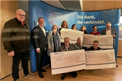 Die Vertreter der Vereine erhielten die Förderung aus der Spendenaktion: hinten von links Günther Klein, Wolfgang Matt, Helga Holzwarth, Michaela Genthner, Antje Kluge, Daniela Ferreira, Petra Klinger, Jürgen Schwab, vorne von links: Ulrich Stickel, Stefan Bindel, Alexander Schaal. Foto: Volksbank Backnang
