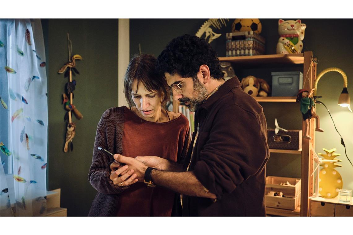„Der Stelzenmann“: Was taugt der neue „Tatort“ aus Ludwigshafen? Die verzweifelten Eltern Ellen (Lisa Hofer) und Jan (Reza Brojerdi) erhalten eine Nachricht vom Entführer ihres Sohnes.