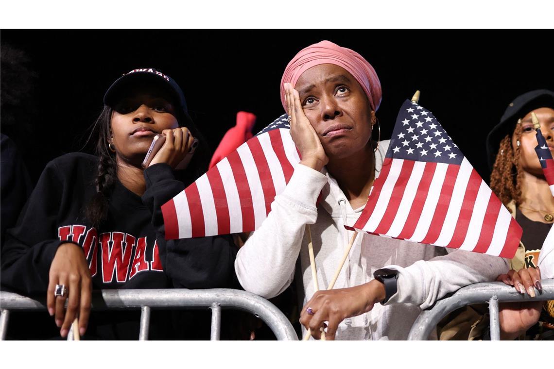 Verzweiflung hier, Euphorie da – Bilder einer Wahlnacht Die Verzweiflung ist Kamala Harris’ Anhängern auf der demokratischen Wahlparty an der Howard University ins Gesicht geschrieben.