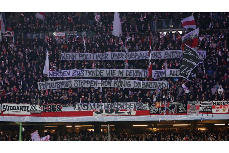 Die VfB-Fans beim Auswärtsspiel gegen den Hamburger SV mit Kritik an Deventers Bürgermeister Ron König.