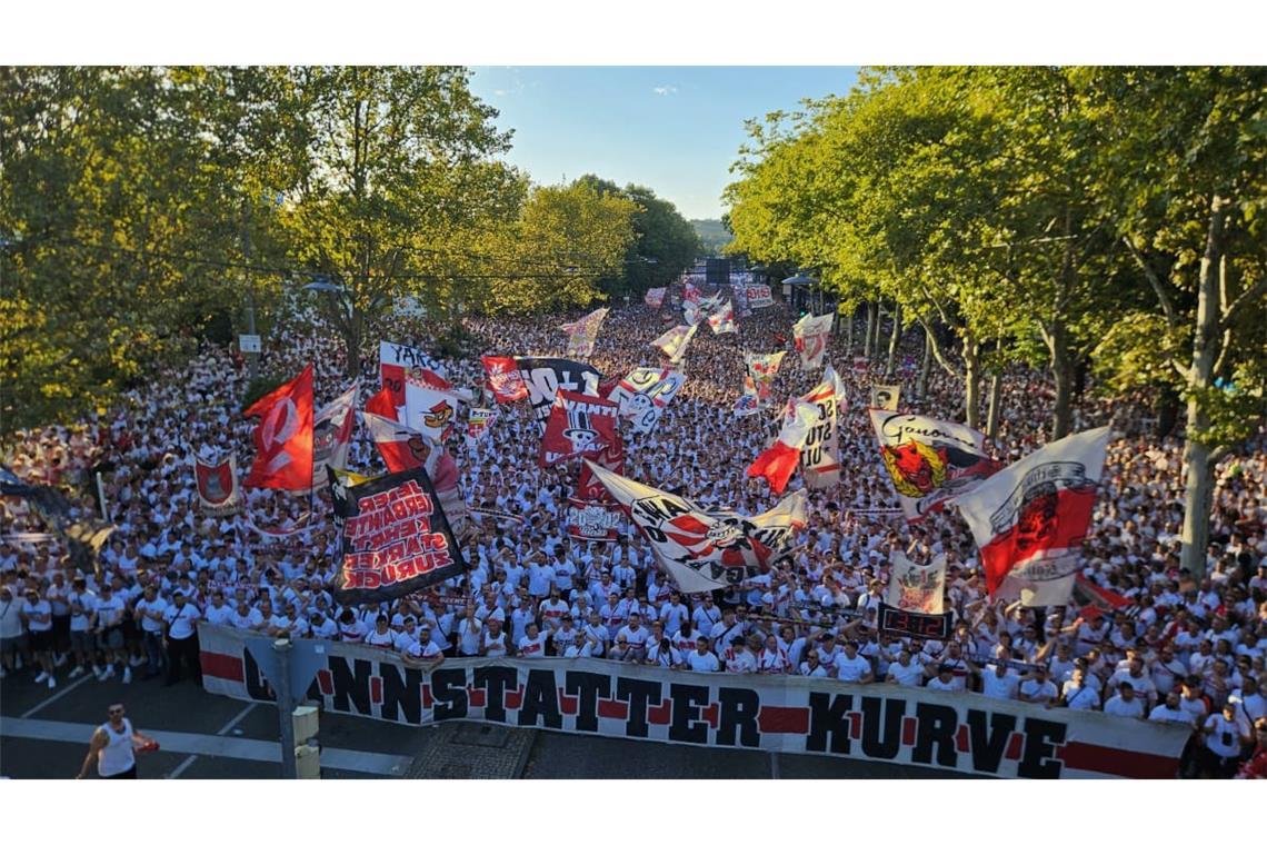Die VfB-Fans ziehen in der Karawane Cannstatt zum Stadion.