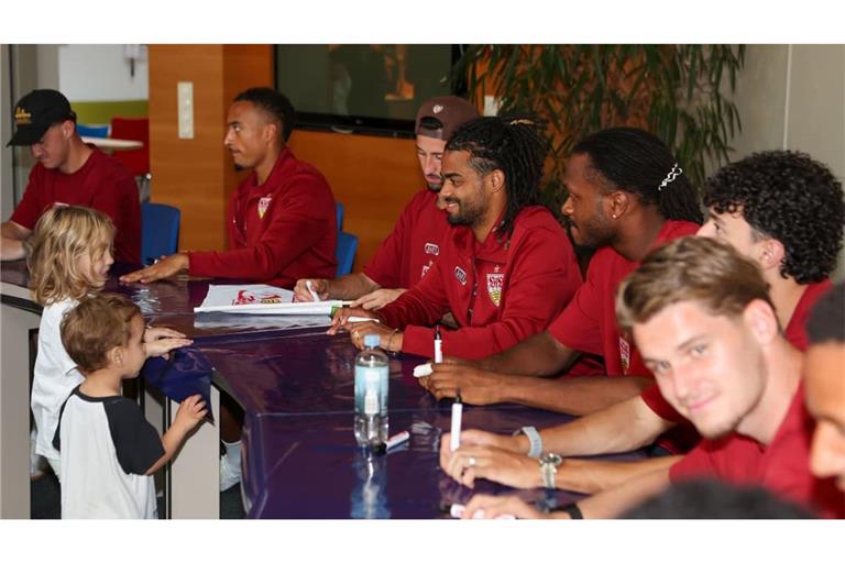 Die VfB-Profis schreiben Autogramme in der Nachsorgeklinik in Tannheim.