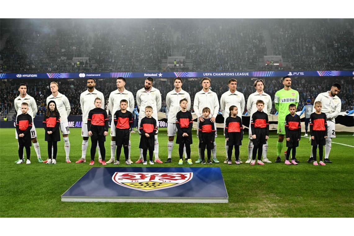 Die VfB-Spieler gemeinsam mit den Einlaufkindern vor dem Anpfiff.