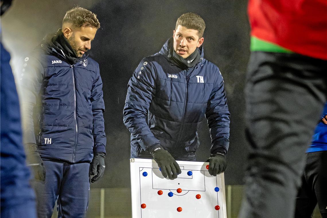 Der Aufstieg zum Abschied vom VfR Murrhardt ist das große Ziel Die VfR-Trainer Tobias Hofmann (rechts) und Taner Has zeigen Murrhardts Fußballern an der Taktiktafel, was sie von ihnen auf dem Platz erwarten. Foto: Alexander Becher