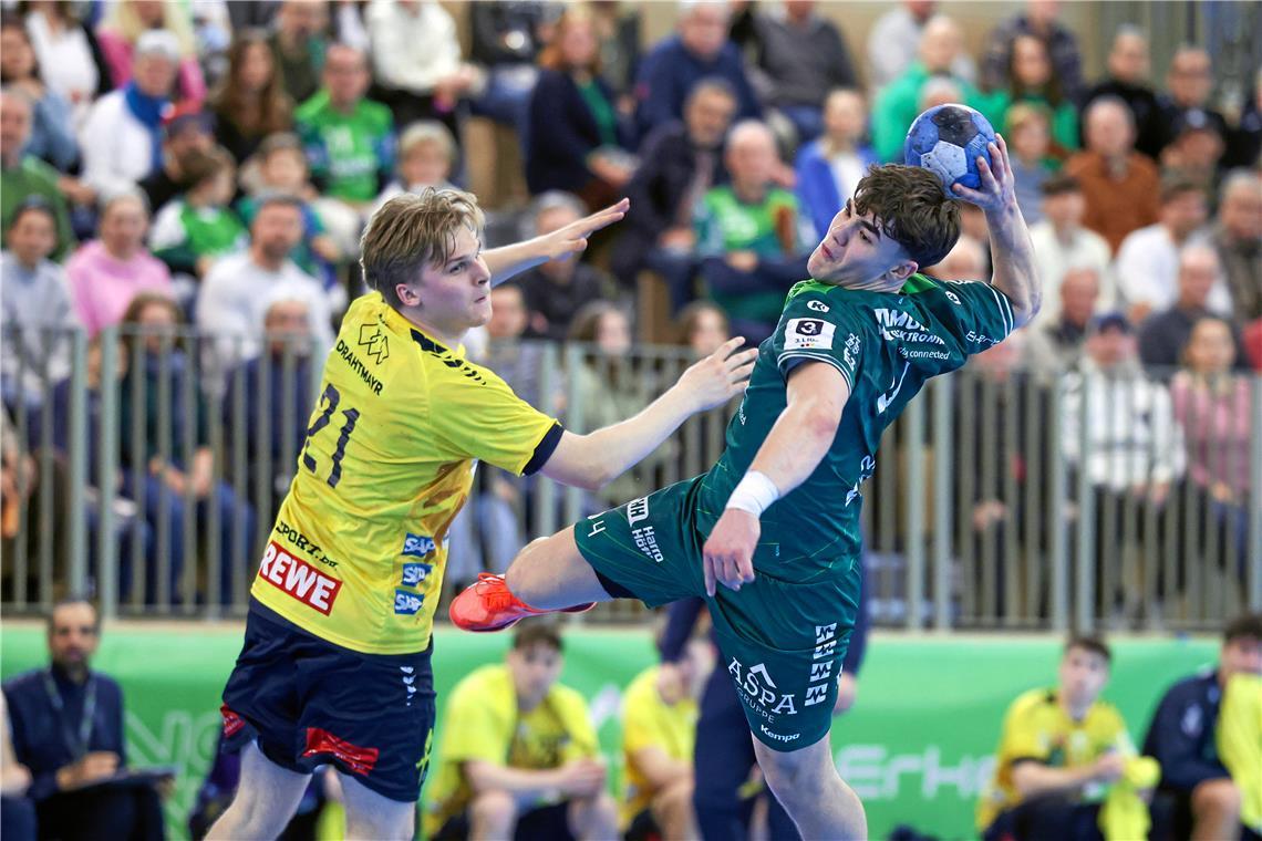 HC Oppenweiler/Backnang: Spitzenreiter trifft auf heimstarken Neuling Die Vielseitigkeit von Rückraumspieler Elias Newel (rechts) könnte auch in Schwetzingen wieder gefragt sein. Foto: Alexander Becher