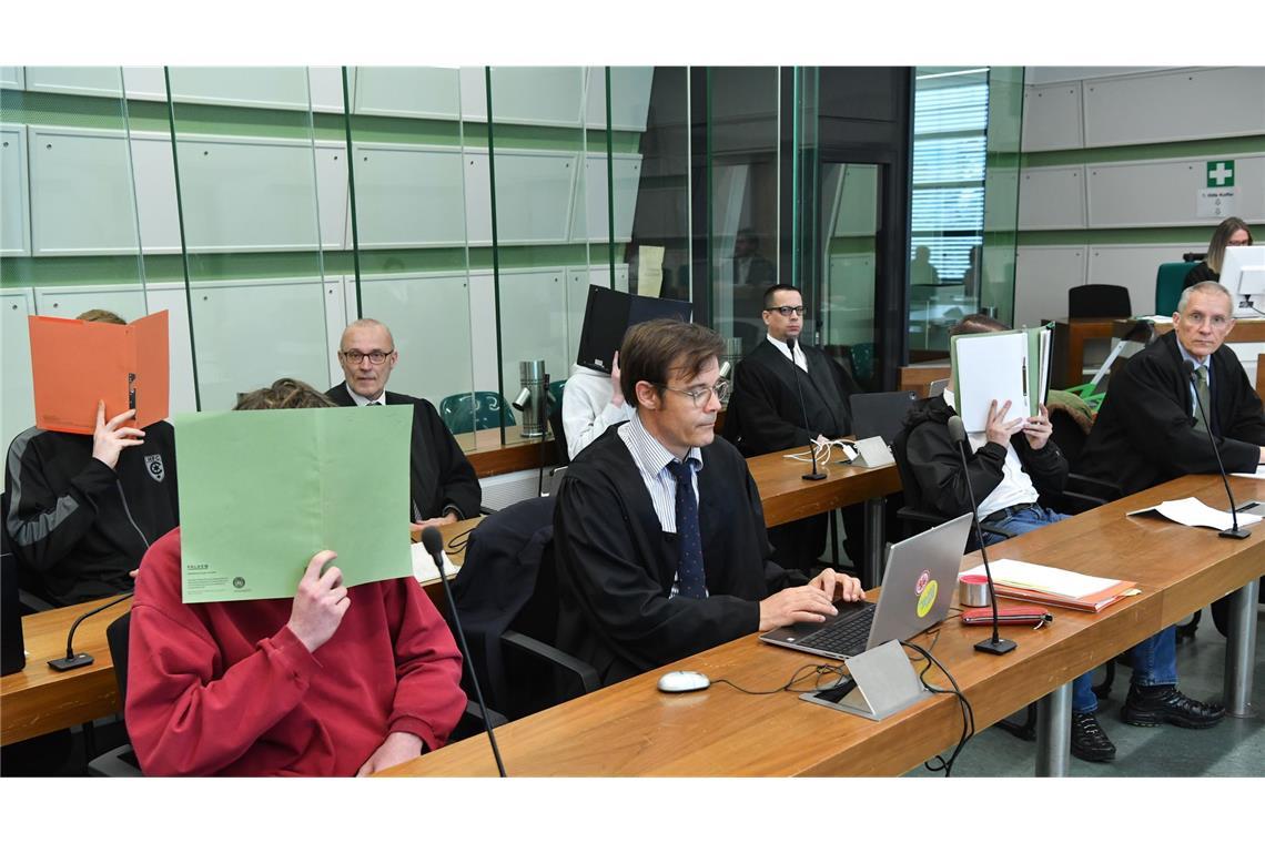 Haftstrafen nach Angriff auf SPD-Mitglieder beantragt Die vier Angeklagten beim Prozessauftakt.