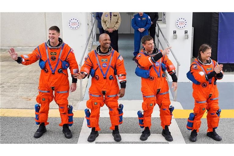 Die vier Astronauten sollen um den Mond herumfliegen.