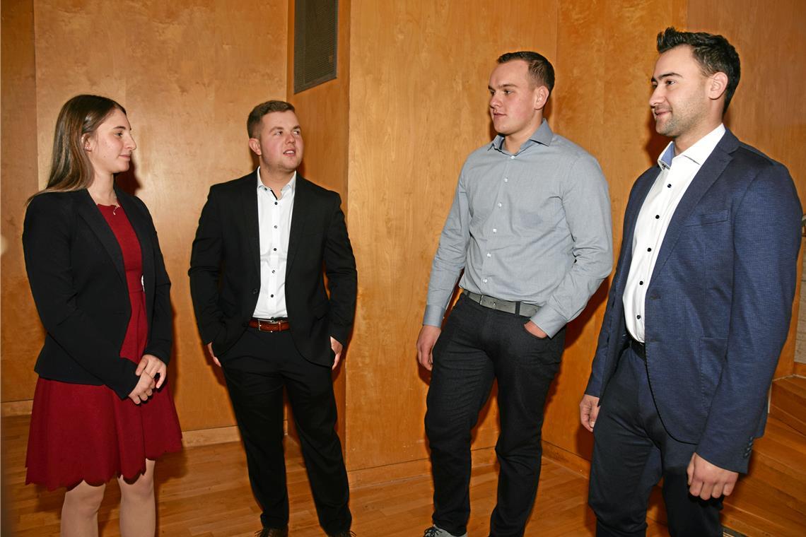 Das Ziel: nachhaltige, effiziente Betriebe Die vier Landwirtschaftsmeister Madeleine Kraus (von links), Philipp Schwenger, Hannes Baumann und Maximilian Josef Wagner unterhalten sich über ihre Pläne.