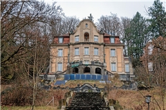 Die Villa Franck in Murrhardt hat schon bessere Tage gesehen. Um den Zustand der Sommerresidenz der Ludwigsburger Fabrikantenfamilie Robert Franck aus dem Jahr 1907 sorgt sich inzwischen auch Bürgermeister Armin Mößner. Foto: Stefan Bossow