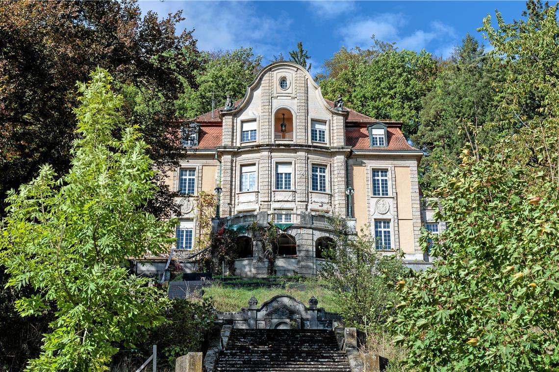 Die Villa Franck in Murrhardt steht bald seit drei Jahren zum Verkauf. Nach einer langen Hängepartie wegen komplizierter Besitzverhältnisse könnte nun wieder Bewegung in die Sache kommen. Foto: Stefan Bossow