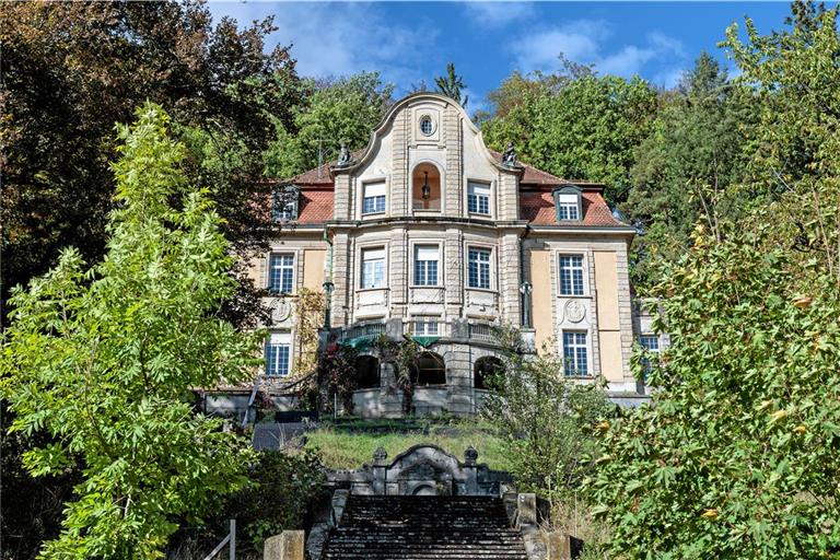 Die Villa Franck in Murrhardt steht bald seit drei Jahren zum Verkauf. Nach einer langen Hängepartie wegen komplizierter Besitzverhältnisse könnte nun wieder Bewegung in die Sache kommen. Foto: Stefan Bossow