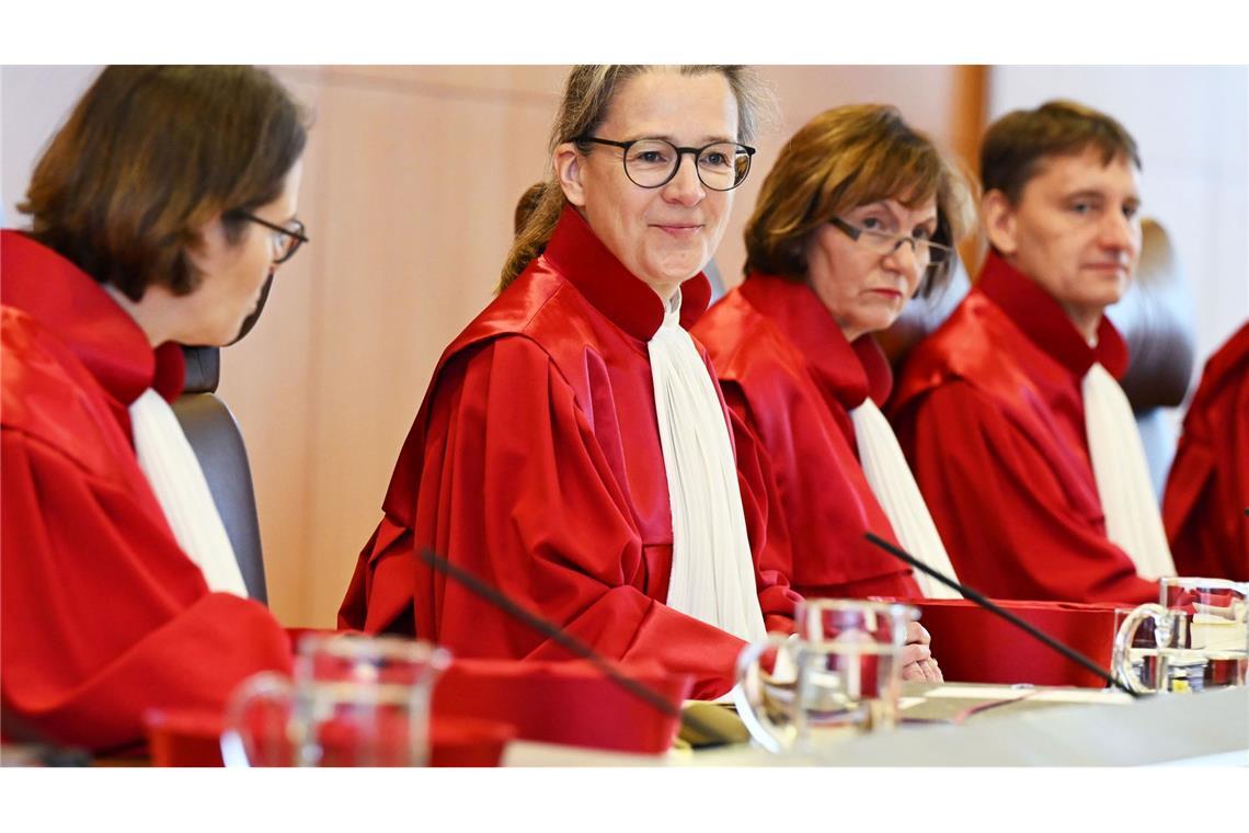 Die Vizepräsidentin des Gerichts, Ann-Katrin Kaufhold, eröffnet die Verhandlung.