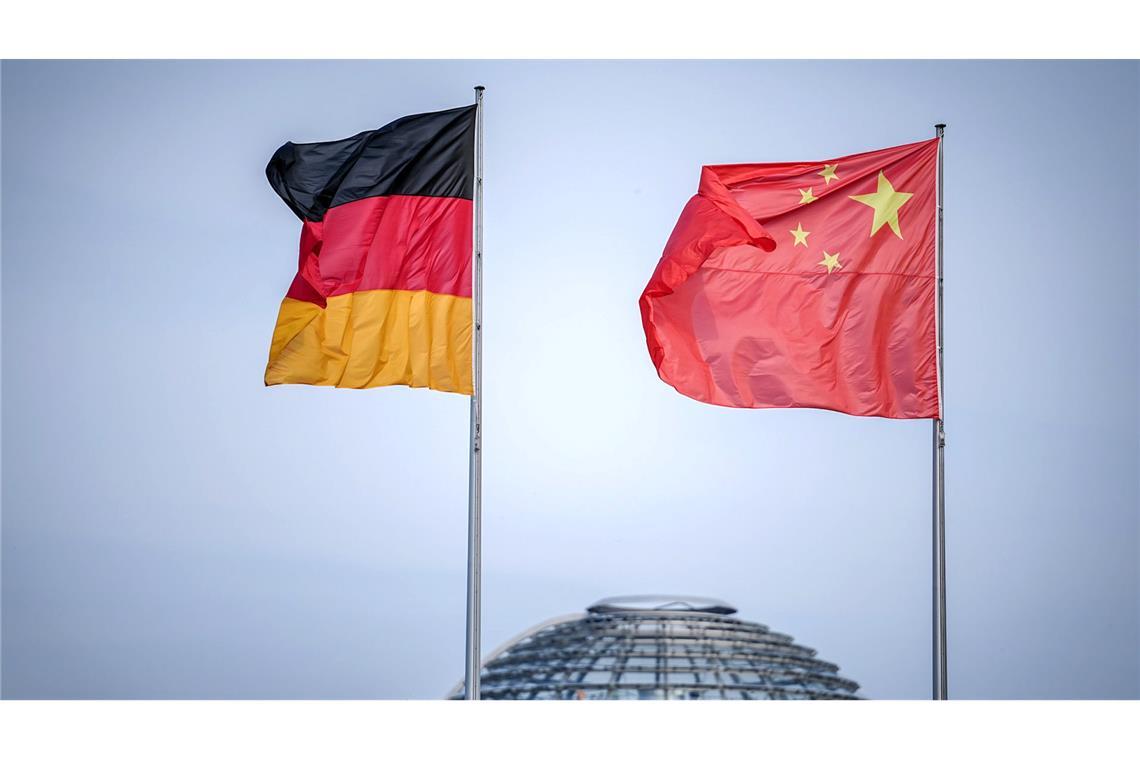 Die Volksrepublik ist ein überragend wichtiger Markt für deutsche Unternehmen. Die deutsche Wirtschaft beklagt aber zunehmend Hemmnisse. Zugleich nimmt die weltweite Bedeutung Chinas als Wirtschaftsmacht zu. (Symbolbild)