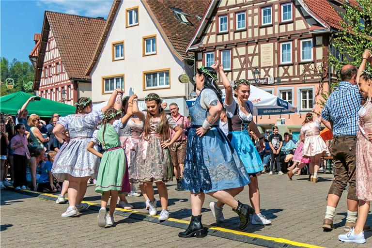 Die Volkstanzchoreografie in Tracht der Narrenzunftmitglieder ist eines der großen Highlights beim Tanz in den Mai. Fotos: Stefan Bossow