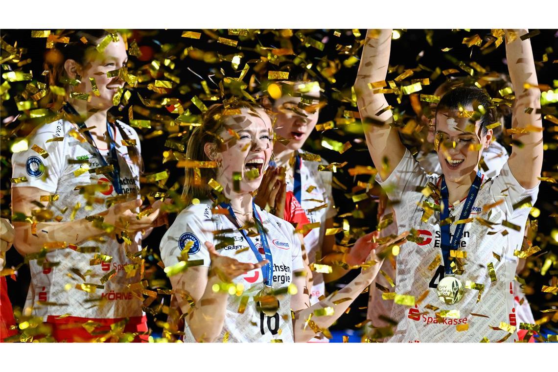 Bilder des Tages Die Volleyballerinnen vom Dresdner SC haben zum siebten Mal den DVV-Pokal gewonnen.