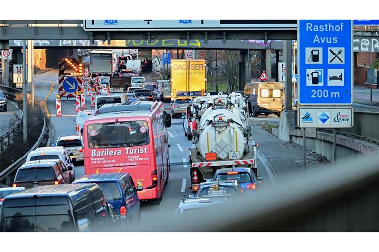 Die Vollsperrung der Ringbahnbrücke sorgt für lange Staus im Westen Berlins.