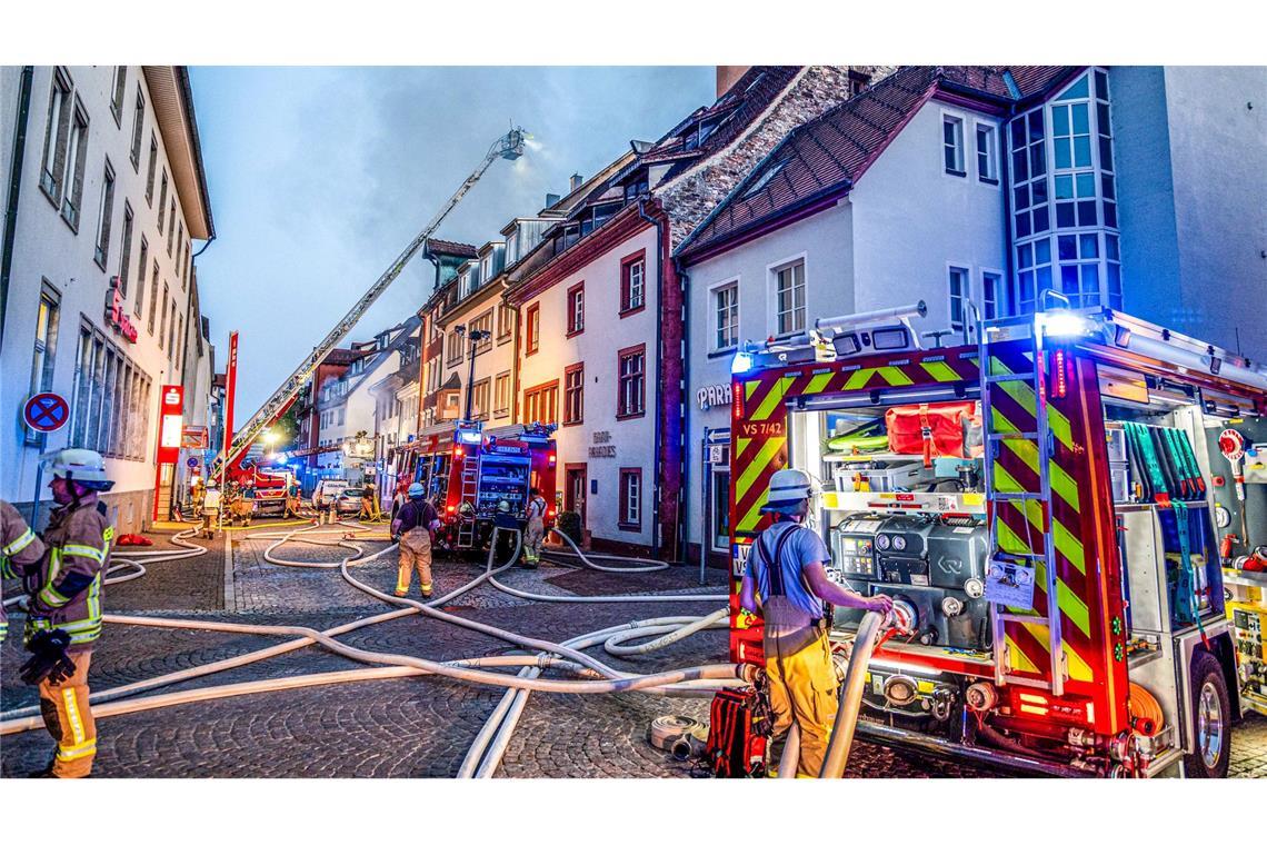 Großbrand in Villingen-Schwenningen - Gebäude eingestürzt Die vom Großbrand betroffenen Bewohner kamen nach Angaben des städtischen Pressesprechers bei Familien und Freunden unter.