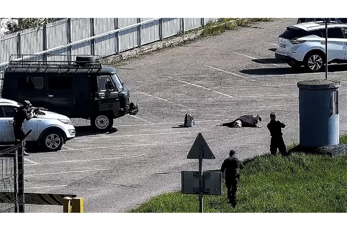 Die von den russischen Behörden veröffentlichten Bilder zeigen die Festnahme der angeblichen Terroristin. Die Spur der am Boden liegenden Frau führt nach Villingen-Schwenningen.