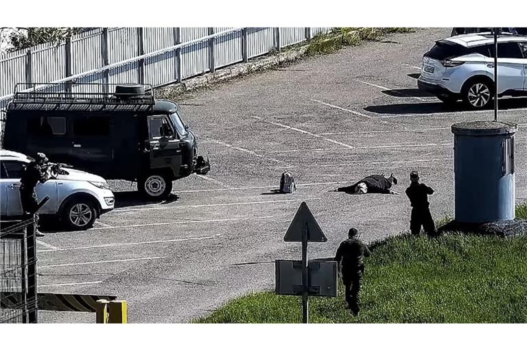 Die von den russischen Behörden veröffentlichten Bilder zeigen die Festnahme der angeblichen Terroristin. Die Spur der am Boden liegenden Frau führt nach Villingen-Schwenningen.