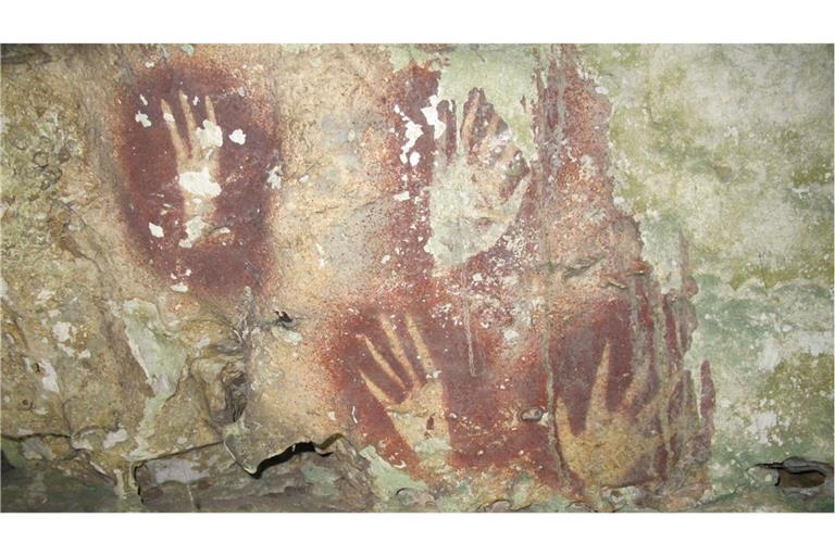 Die von der Griffith University zur Verfügung gestellte undatierte Aufnahme zeigt Umrisse einer Hand in einer Höhle auf Sulawesi mit nachträglich verschmälerten Fingern. Ein Handabdruck in einer Höhle in Indonesien ist nach Angaben eines Forscherteams das älteste bislang bekannte Höhlenkunstwerk der Welt.