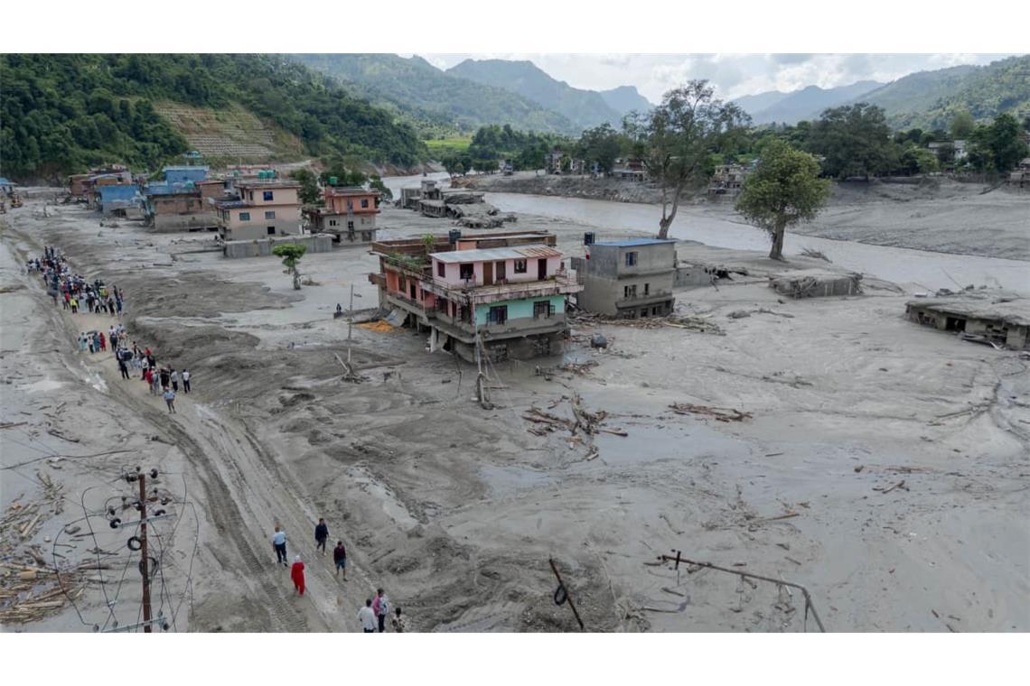 Die von der staatlichen chinesischen Nachrichtenagentur Xinhua zur Verfügung gestellte Aufnahme mit einer Drohne zeigt einen Blick auf ein von einer Sturzflut getroffenes Gebiet.