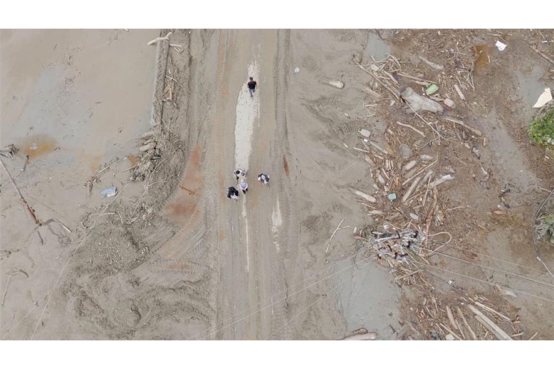 Die von der staatlichen chinesischen Nachrichtenagentur Xinhua zur Verfügung gestellte Aufnahme mit einer Drohne zeigt eine Ansicht der von einer massiven Sturzflut heimgesuchten Stadt Nuwakot in Nepal. 