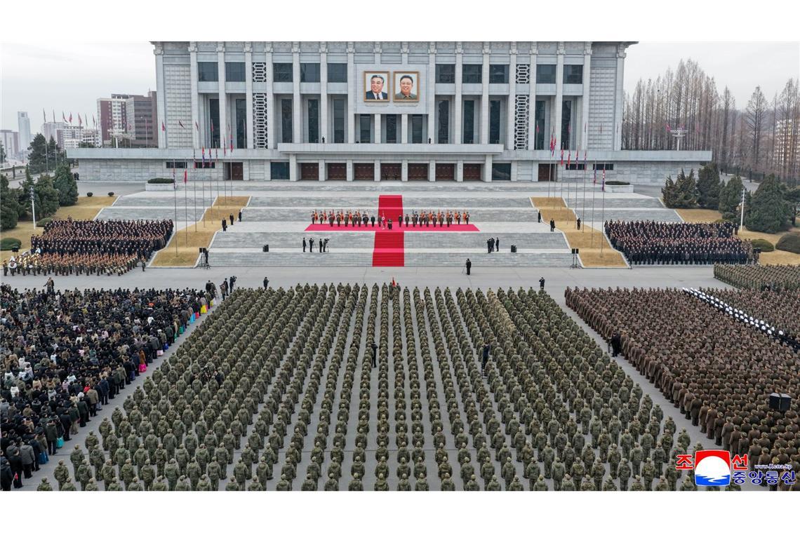 Die von der staatlichen nordkoreanischen Nachrichtenagentur KCNA zur Verfügung gestellte Aufnahme zeigt nach Angaben von KCNA den Machthaber von Nordkorea, Kim Jong Un, bei einer Willkommenszeremonie für das 528. Pionierregiment der Koreanischen Volksarmee, das nach der Erfüllung seines Auftrags im westlichen russischen Gebiet Kursk in die Heimat zurückgekehrt ist. Unabhängige Journalisten hatten keinen Zugang zu dem Ereignis, das auf diesem von der nordkoreanischen Regierung verbreiteten Bild zu sehen ist.