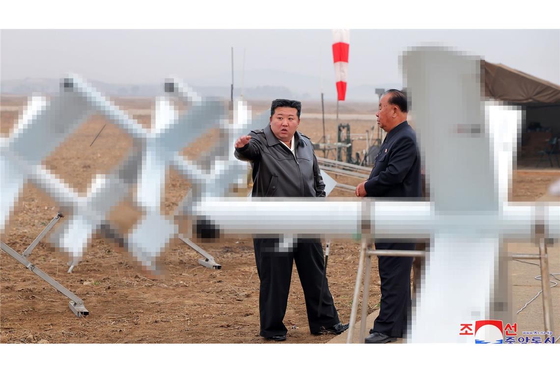 Bilder des Tages Die von der staatlichen nordkoreanischen Nachrichtenagentur KCNA zur Verfügung gestellte Aufnahme zeigt nach Angaben von KCNA Kim Jong Un, Machthaber in Nordkorea, beim Besuch eines Drohnentests.
