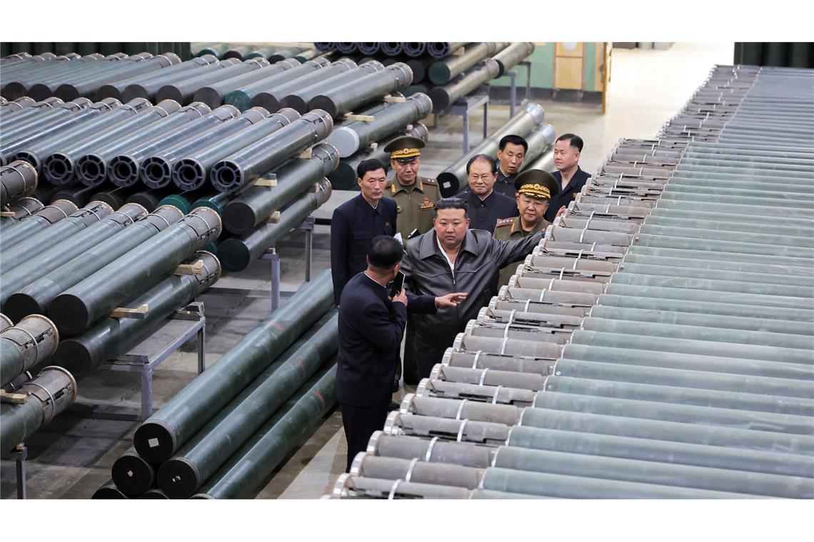 Seoul: Nordkorea feuert mehrere ballistische Raketen ab Die von der staatlichen nordkoreanischen Nachrichtenagentur KCNA zur Verfügung gestellte undatierte Aufnahme zeigt nach Angaben von KCNA Kim Jong Un, Machthaber in Nordkorea, bei der Inspektion eines Rüstungsunternehmens.