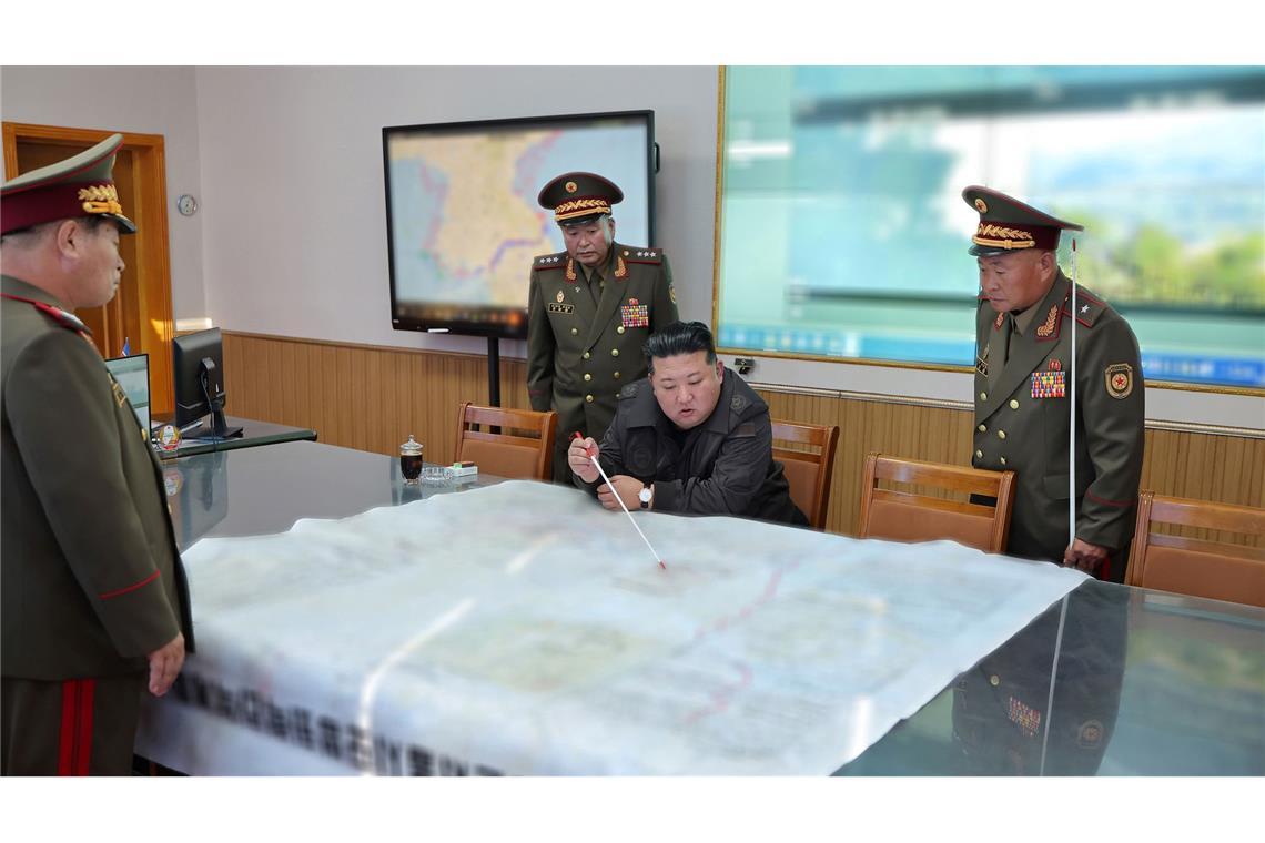 Kiew: Nordkoreanische Soldaten wurden wohl abgezogen Die von Machthaber Kim Jong Un nach Russland entsendeten Soldaten sollen wegen hoher Verluste im Kampf mit ukrainischen Truppen vorerst von der Front abgezogen worden sein. (Archivbild)