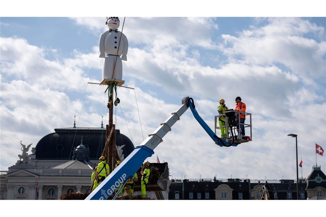 Die Vorbereitungen für die Verbrennung des "Böögs" in Zürich laufen