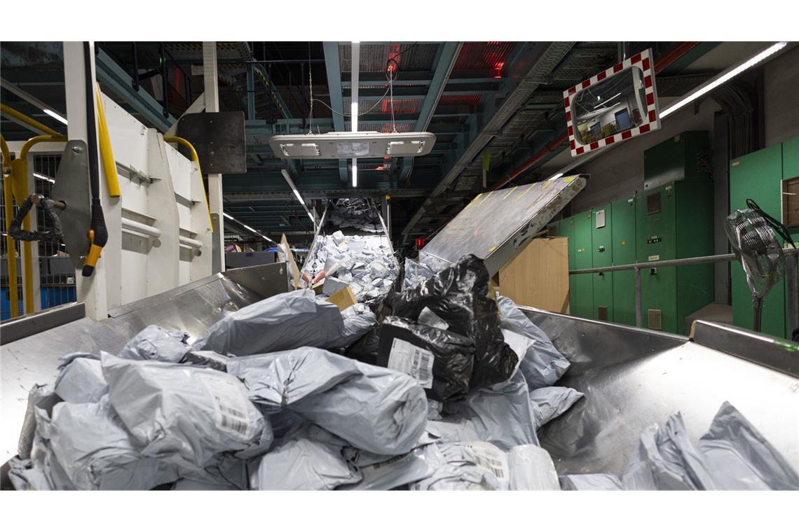 Die  Vorgabe dürfte etwa Online-Händler wie Shein, Temu, AliExpress oder auch Amazon betreffen (Symbolbild).