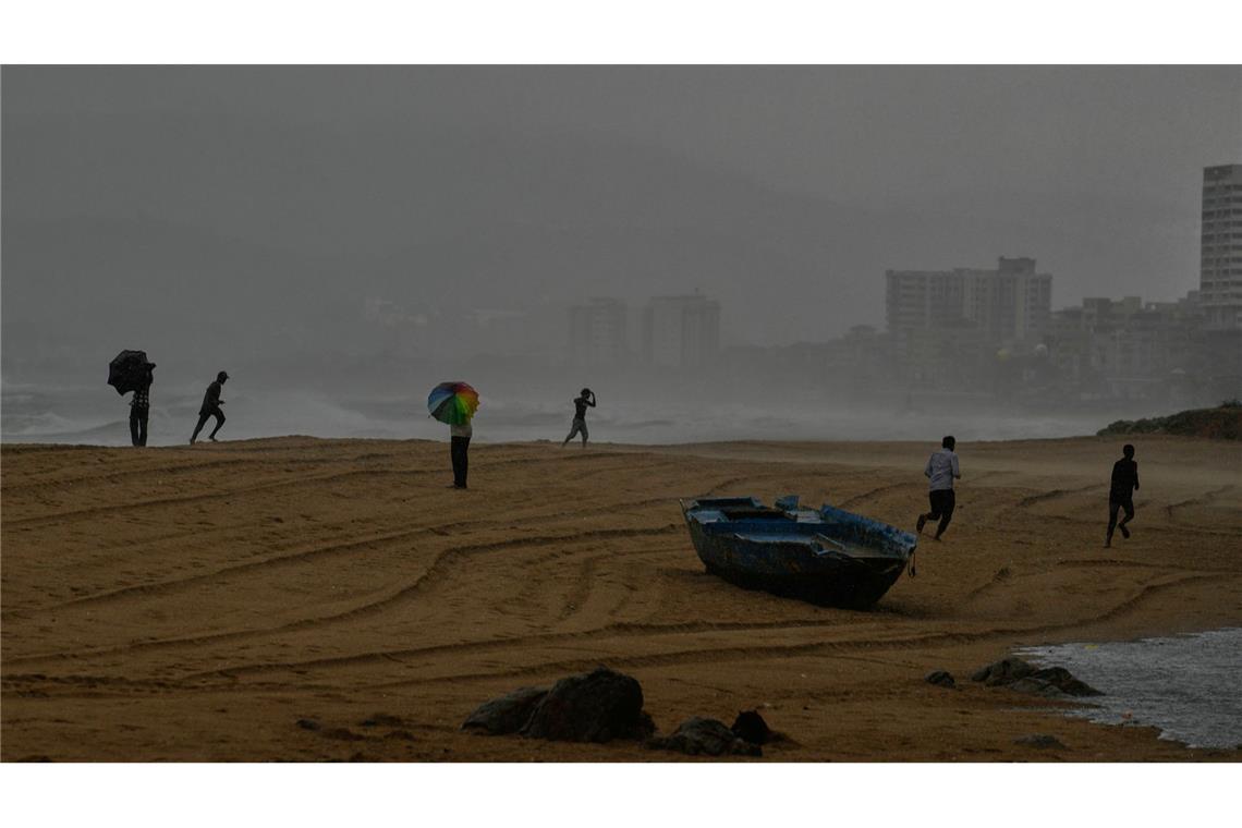 Zyklon trifft auf Indiens Küste – 100.000 Menschen evakuiert Die Vorläufer eines schweren Zyklons sind schon zu spüren, Zehntausende Menschen bringen sich in Sicherheit.