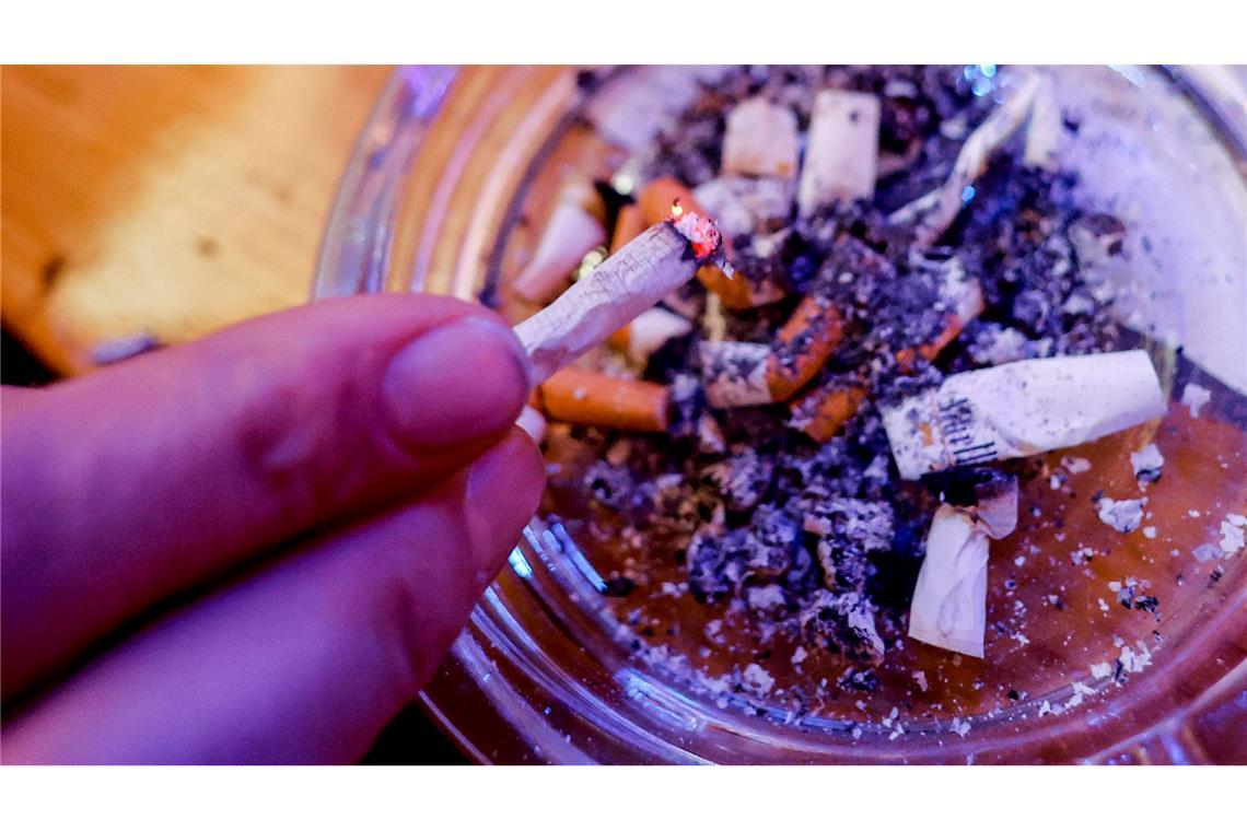 Die Vorschriften etwa gegen Zigaretten sind in Deutschland im internationalen Vergleich relativ locker (Archivbild)