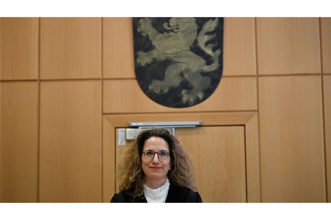 Wende im Sommermärchen-Prozesses: Gericht für Einstellung Die Vorsitzende Richterin Eva-Marie Distler schlägt die Einstellung des Verfahrens gegen Ex-DFB-Präsident Theo Zwanziger vor.