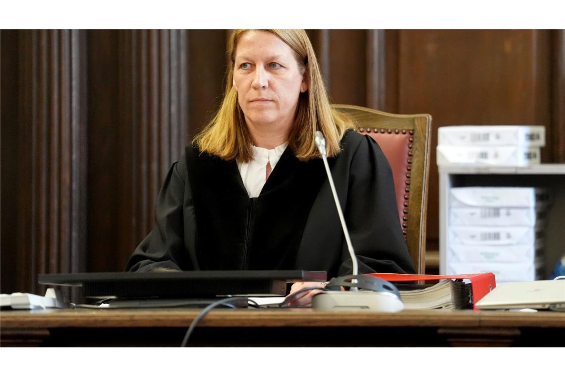 Auf "einige Worte" von Christina Block folgen viele Fragen Die Vorsitzende Richterin Isabel Hildebrandt duldet keinen Applaus der Zuhörer im Gerichtssaal. (Archivbild)