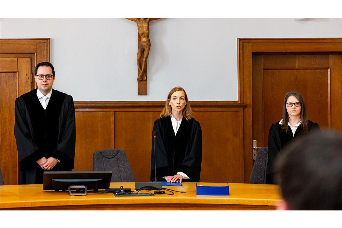 Die Vorsitzende Richterin (M) bei der Urteilsverkündung.